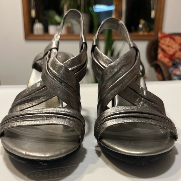 KENNETH COLE REACTION SILVER HIGH HEEL SANDALS - Picture 2 of 9